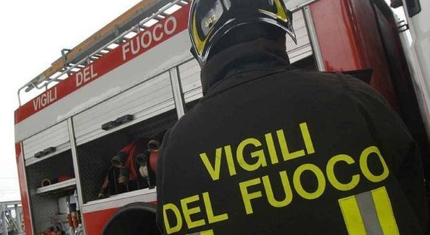 Negozio prende fuoco nel milanese, evacuato un intero palazzo