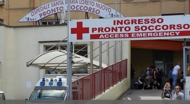 Napoli violenta, 32enne accoltellato vicino al Duomo: «Volevano rapinarmi»