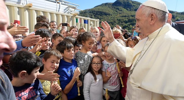 Papa Francesco prega con i terremotati Ad Arquata con i bimbi nella scuola-tenda