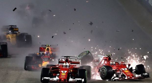 GP di Singapore, vince Hamilton con la Mercedes, le Ferrari si toccano al via e vanno fuori
