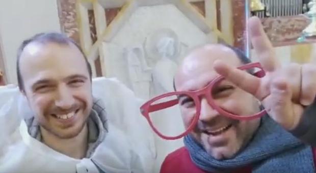 Don Leopoldo Zanon (a destra) e don Elia Balbo nelle vesti dell'arcangelo Gabriele durante la diretta Youtube