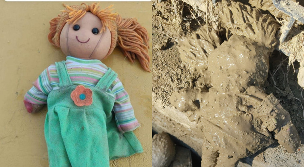 Ischia, la bambola ritrovata nel fango da una donna: «Voglio restituirla alla bambina, ma basta spettacolo mediatico sul dolore»