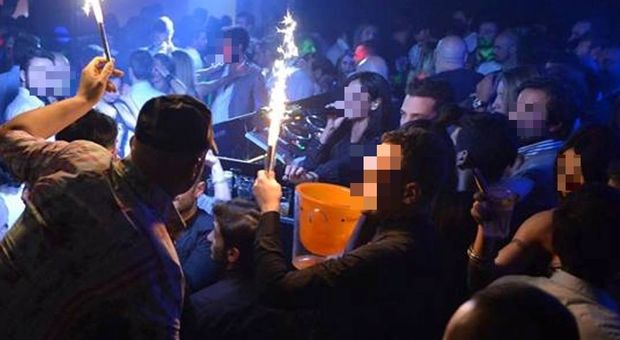 Discoteca «abusiva» in un palazzo con 250 ragazzi: sequestro a Napoli