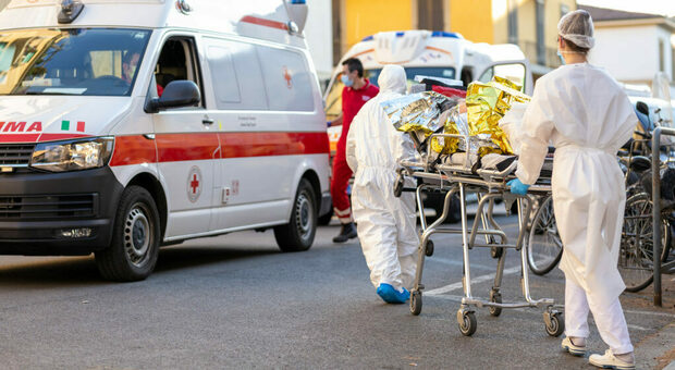 Giallo a Lecce, 44enne trovato senza vita nell'androne di casa