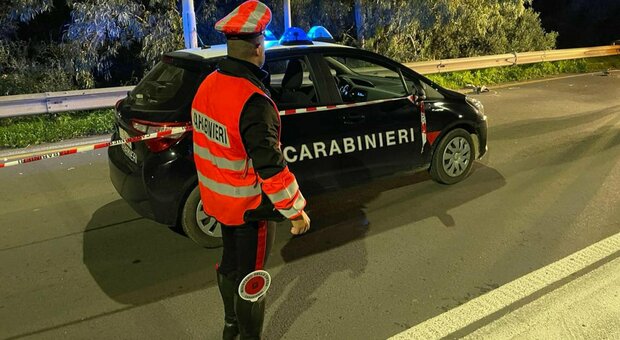 Ciclista spinto fuori strada e ucciso da un pirata della strada a Cagliari: il corpo trovato in un canneto dopo molte ore