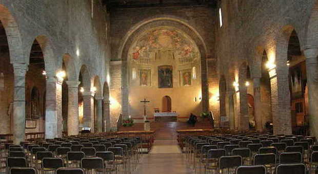 Vicenza, il parroco vuole silenzio assoluto: «Vietato tossire in chiesa»