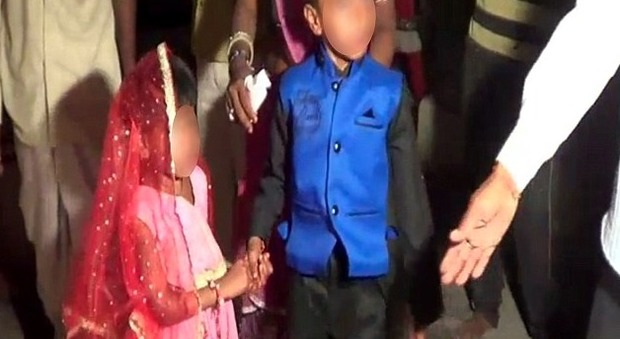 India, bambini costretti a sposarsi in una cerimonia collettiva: in un video la disperazione dei piccoli