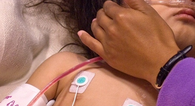 Bimbo di dieci mesi rischia di morire soffocato, salvato dal pediatra al pronto soccorso
