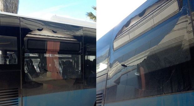Roma, agguato a bus Cotral nel pressi del campo rom: finestrini distrutti a sassate