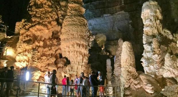 Bambino compie gli anni: speciale festa di compleanno alle Grotte di Frasassi appena riaperte