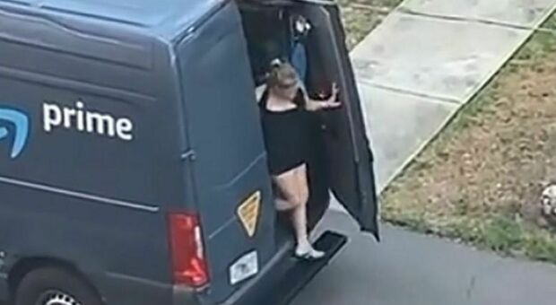 Corriere Amazon a luci rosse: donna seminuda esce dal furgone e l'autista viene licenziato