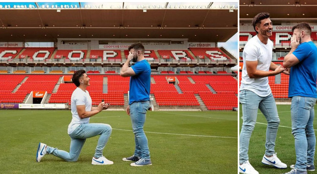 Josh Cavallo, il primo calciatore gay a fare coming out chiede la mano al suo compagno allo stadio: «Inizio l'anno da promesso sposo»
