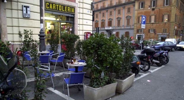 Roma, circondano e aggrediscono turista in centro: arrestate due donne