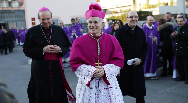 Il vescovo di Latina, Mariano Crociata, a sinistra l'ex vescovo Giuseppe Petrocchi e a destra don Felice Accrocca
