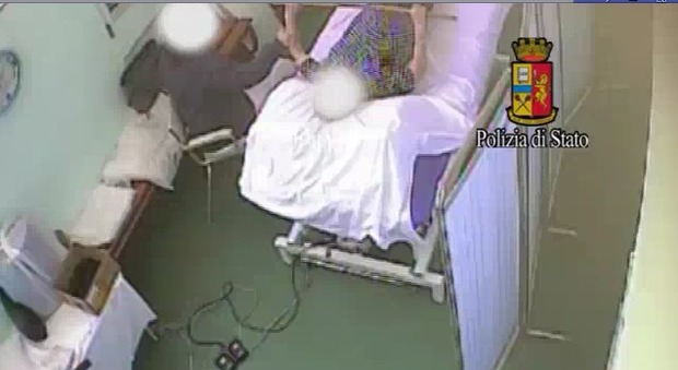 Frosinone, rubava dalle borse dei pazienti anziani in ospedale: arrestata fisioterapista