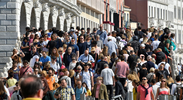 Pasqua con il sole: i turisti invadono Venezia, 100mila visitatori in città