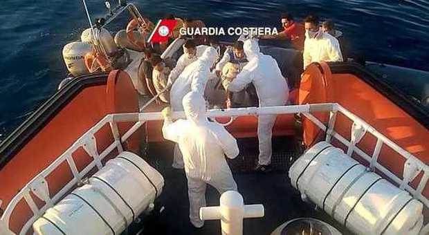 Tragedia al largo della Libia, naufraga ​barcone di migranti: 170 dispersi e 15 morti