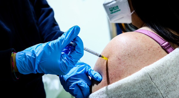 Vaccino Covid in Campania, la Regione chiama gli specializzandi del primo anno di corso