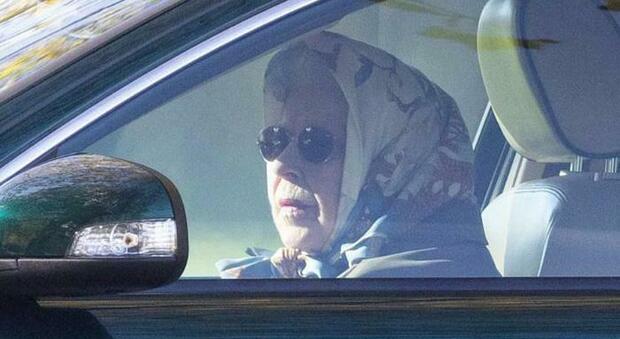 La regina Elisabetta guida nel parco di Windsor