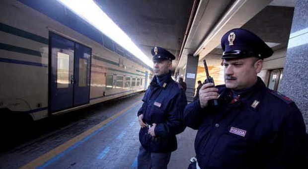 Controlli della polizia ferroviaria in una stazione