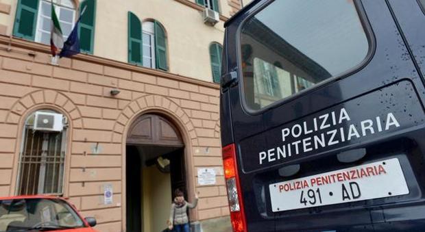 Genova, 40enne violenta la figlia adolescente in una baracca: arrestato