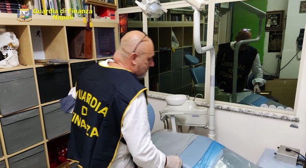 Falso dentista scoperto a Napoli: sequestrato locale in precarie condizioni igienico-sanitarie