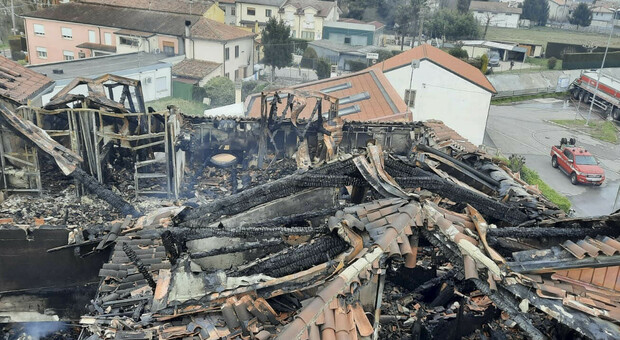 INCENDIO DEVASTANTE Lo scenario di distruzione lasciato dal fuoco su case e capannone