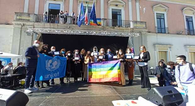 Marcianise, studenti colorano la piazza con le bandiere della pace