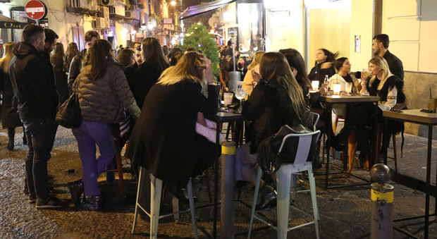 Vigilia di Natale nel caos, i commercianti di Chiaia: «Alcolici in vendita solo dopo le 17»