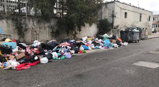 Napoli, cumuli di rifiuti in strada: allarme nei quartieri dell'area est
