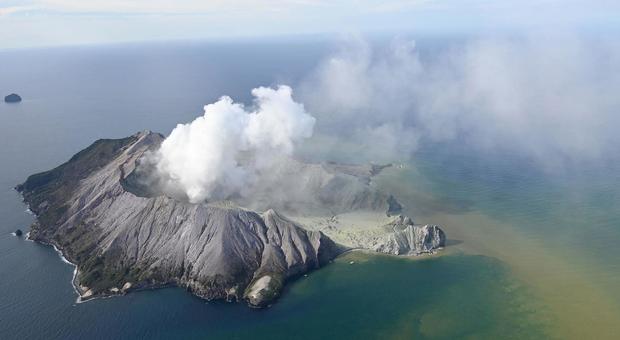 Nuova Zelanda, erutta il vulcano Whakaari sulla White Island: almeno un morto, turisti dispersi
