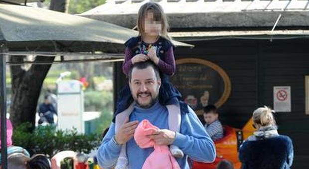 Salvini pubblica il video della recita della figlia dopo il forfait al Quirinale Video
