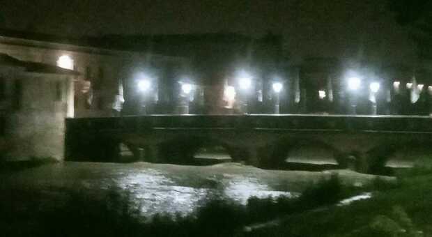 Il fiume Topino in piena nella nottre tra venerdì e sabato nel centro di Foligno