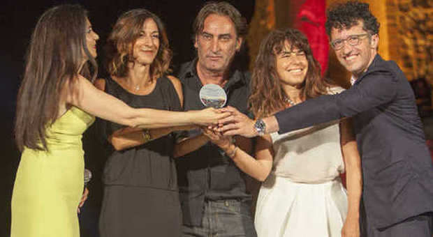 La responsabile del brand Lancia Antonella Bruno (la seconda da sinistra) riceve il premio Mangaer 2015 a Taomoda