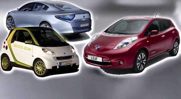 Da sinistra in senso antiorario: la Smart, la Renault Fluence e la Nissan Leaf, tutte elettriche