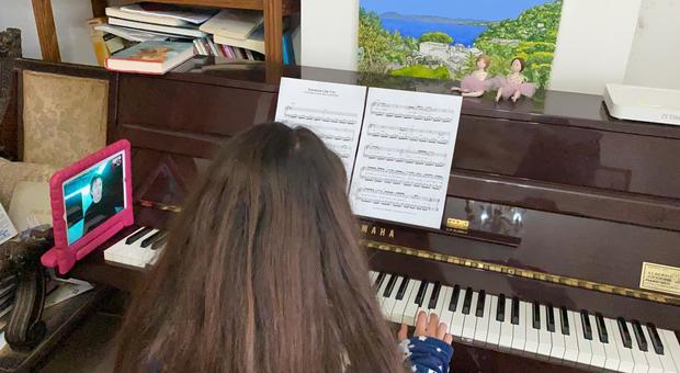 Coronavirus: Maria Luisa impara a suonare il piano con le lezioni a distanza
