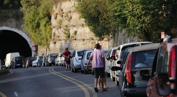 Camion fermo, provoca incidente con motorino: traffico in tilt sulla Sorrentina