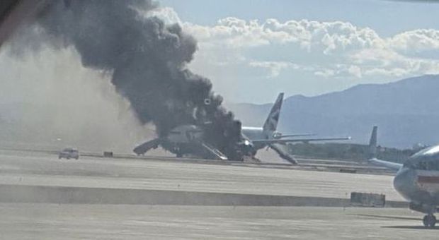 Las Vegas, l'aereo per Londra in fiamme al decollo: almeno due feriti