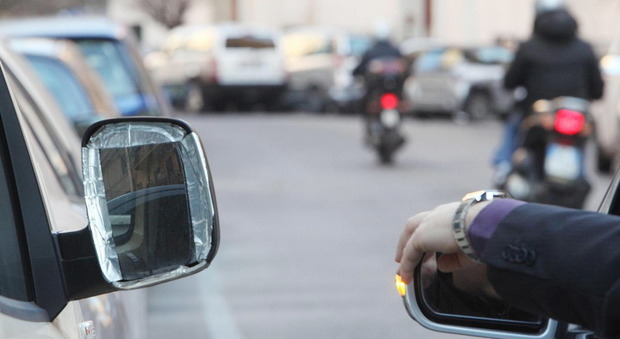 Roma, urta specchietto e minaccia automobilista: «Pagami, sono il boss di via Pincherle»: ma la vittima è un carabiniere