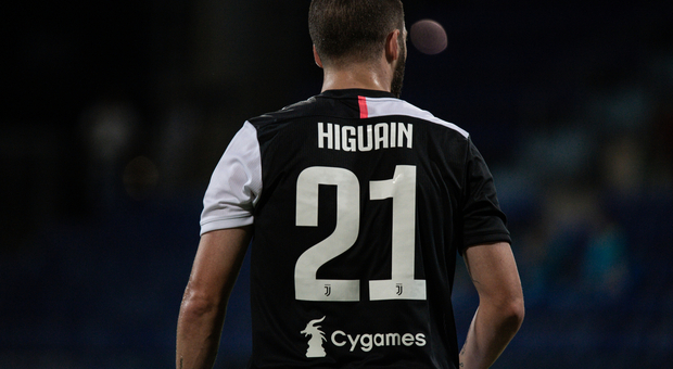 Gli invendibili preoccupano la Juve, ma intanto Higuain se ne va negli Usa