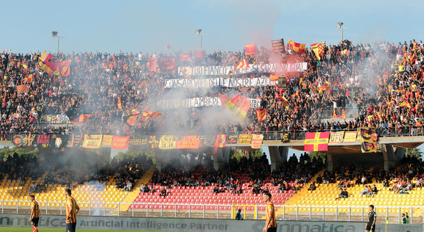 Lecce-Vicenza rinviata, annuncio ufficiale della Lega: giocatori positivi al Covid. E la Lega annuncia: limite di 5mila spettatori