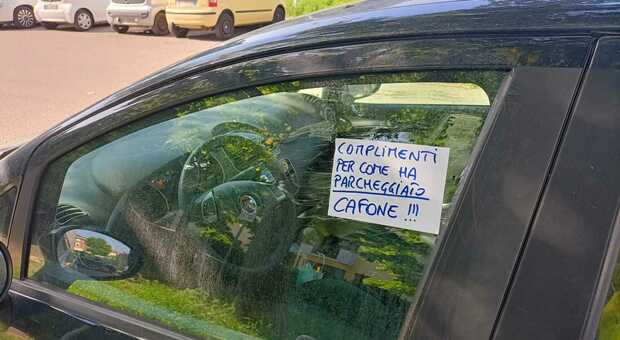 Punisce gli automobilisti incivili con biglietti sui finestrini: fermato 41enne