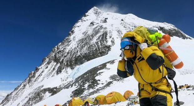 L'Everest diventa una cima "maledetta", 7 morti in una settimana: «Troppo affollata»