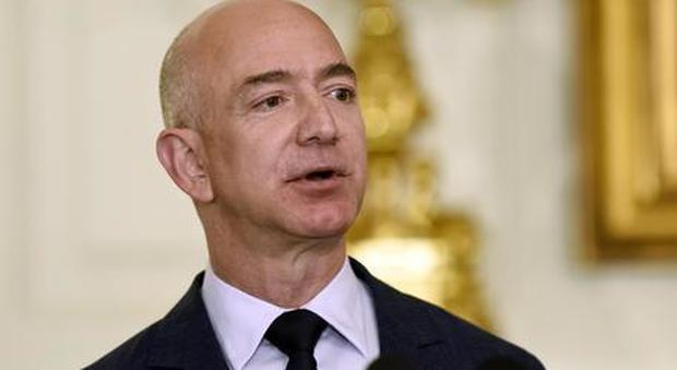 Bloomberg: Jeff Bezos di Amazon è ancora l'uomo più ricco del mondo, Bill Gates perde posizioni e i Ferrero primi in Italia