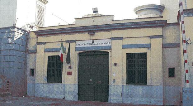 Pestaggi in cella, striscione davanti al carcere femminile di Pozzuoli