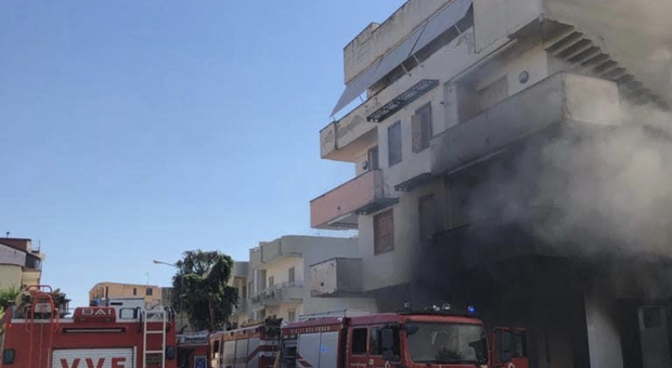 Afragola, incendio nello store di intimo: due pompieri finiscono in ospedale per intossicazione