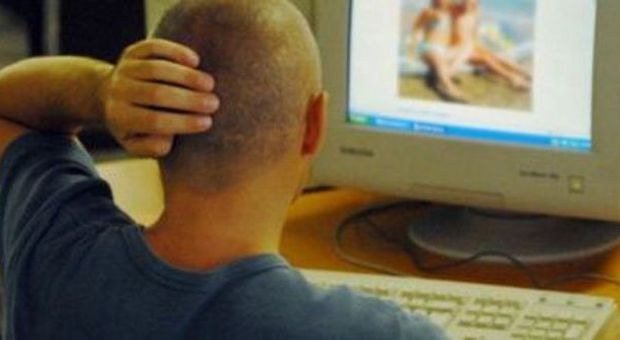Mille foto di ragazzine nude nel computer. Assolto perchè “inconsapevole”