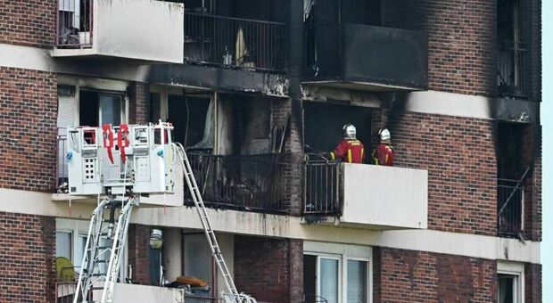 Muore ragazza di 13 anni precipitata dal balcone mentre tentava di sfuggire alle fiamme: altre due vittime nell'incendio di un palazzo a Parigi