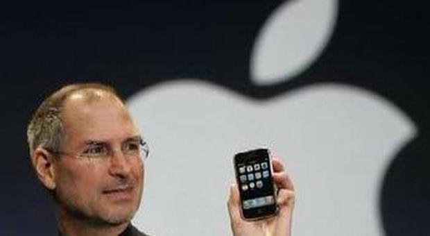 Steve Jobs con in mano un iPhone