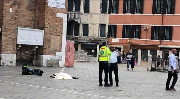 Cadavere in centro davanti a una chiesa: è di un ragazzo tedesco